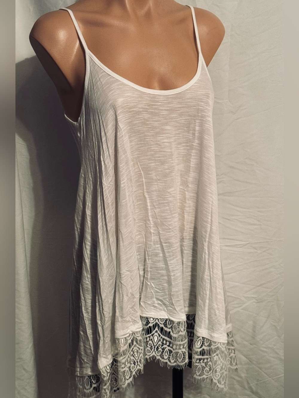 Freshman White Lace-Hem Spaghetti Strap Swing Camisole